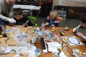 Electronic Build-It Workshop – Line Following Robot