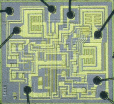 By CQ出版社 (CQ Publishing Co., Ltd.) - Carmenzind, Hans (2010). "タイマIC 555 誕生秘話". トランジスタ技術 (Transistor Technology) 47 (12): 74. CQ出版 (CQ Publishing Co., Ltd.. ISSN 0040-9413., Public Domain, https://commons.wikimedia.org/w/index.php?curid=54506752